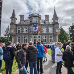 Vor dem Rathaus in Saint-James