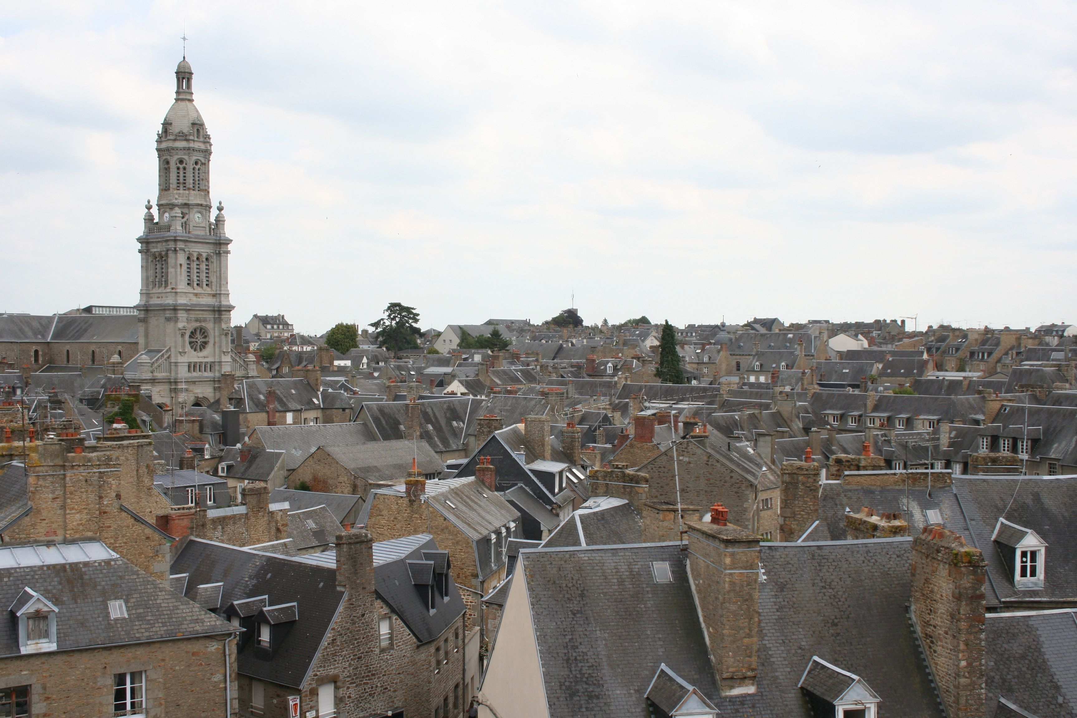 Blick auf die Stadt Avranches in Frankreich mit der Kirche.