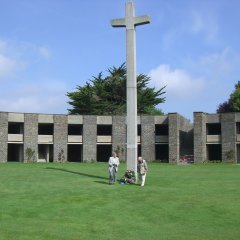 Bürgermeister Peter Jansen und Ehrenbürgermeister Theo Clemens legen auf dem deutschen Soldatenfriedhof Mont-de-Huisnes einen Kranz nieder