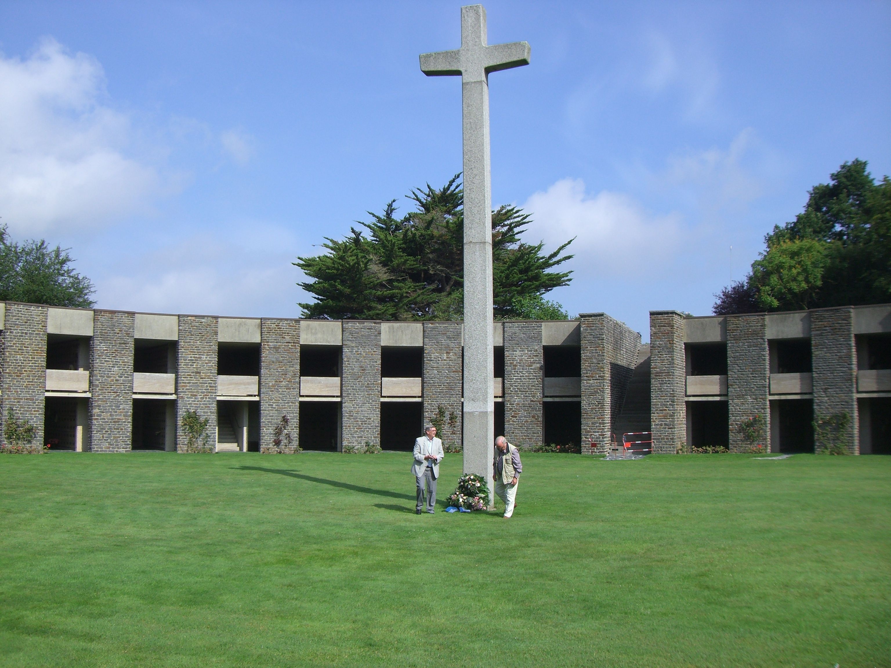 Bürgermeister Peter Jansen und Ehrenbürgermeister Theo Clemens legen auf dem deutschen Soldatenfriedhof Mont-de-Huisnes einen Kranz nieder