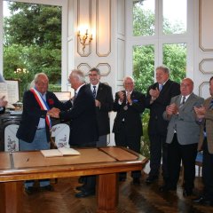 Die Gäste aus Erkelenz beim Empfang im Rathaus in Saint-James