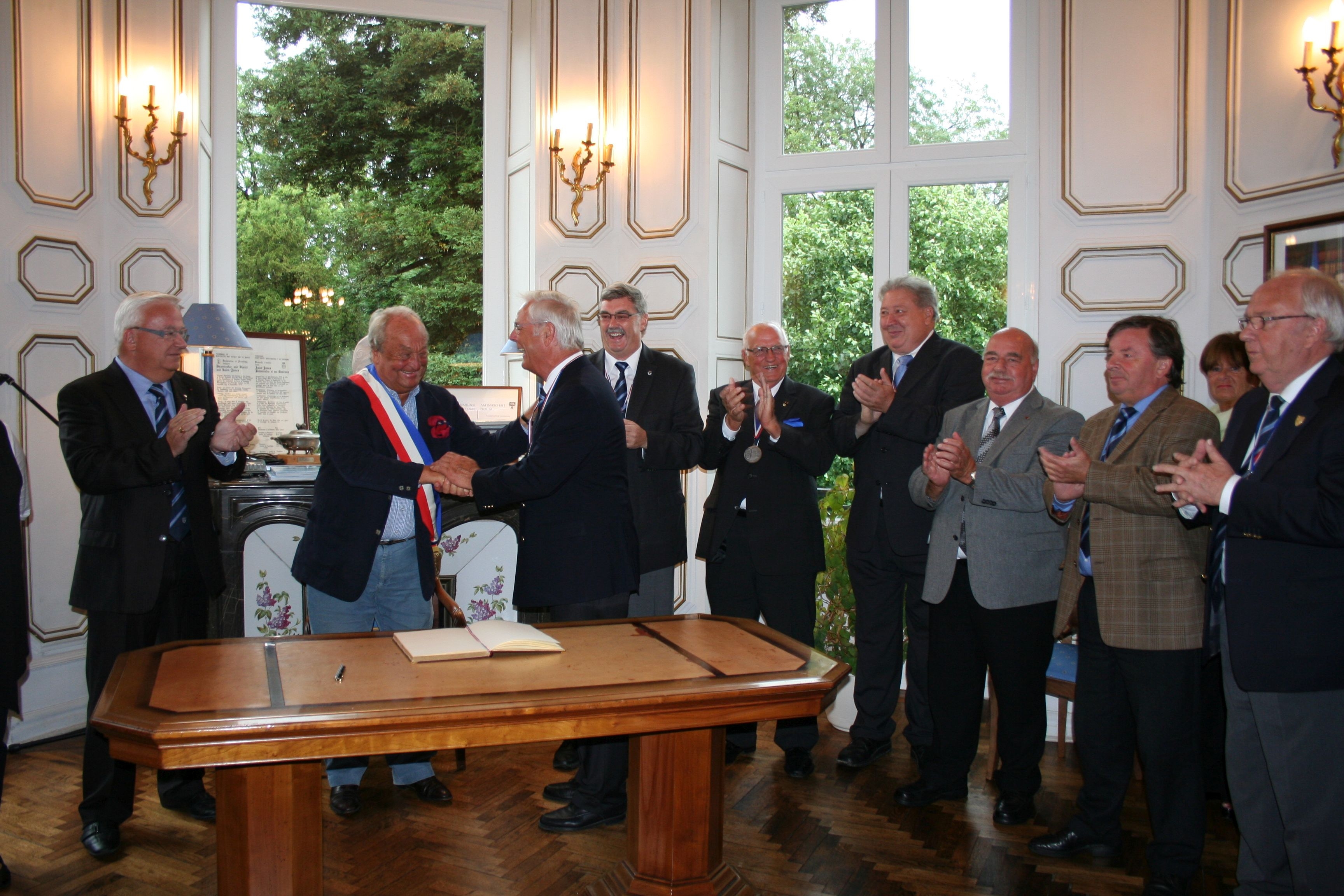 Die Gäste aus Erkelenz beim Empfang im Rathaus in Saint-James