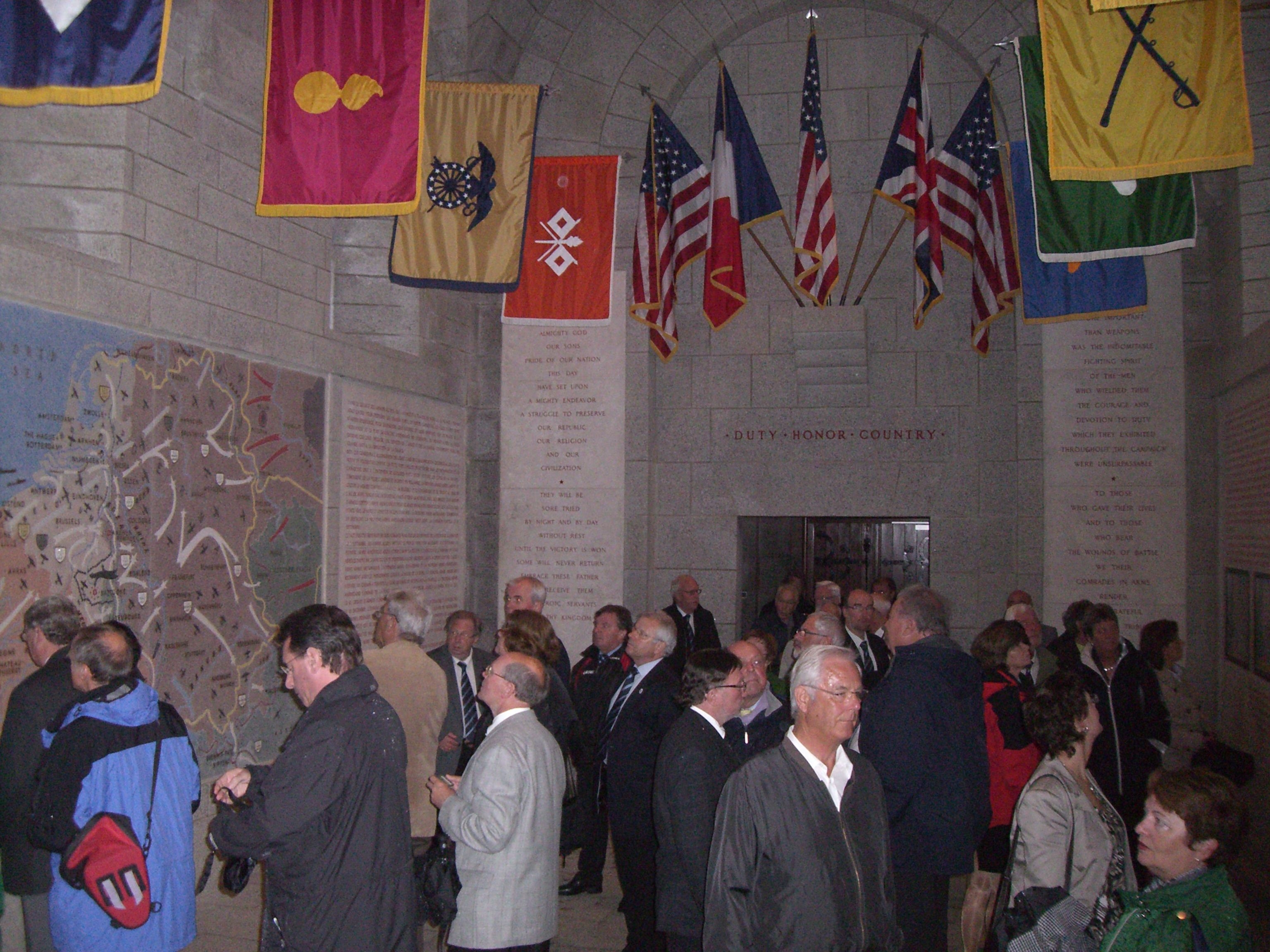 Die Gäste aus Erkelenz beim Besuch einer Ausstellung am Mont St. Michel