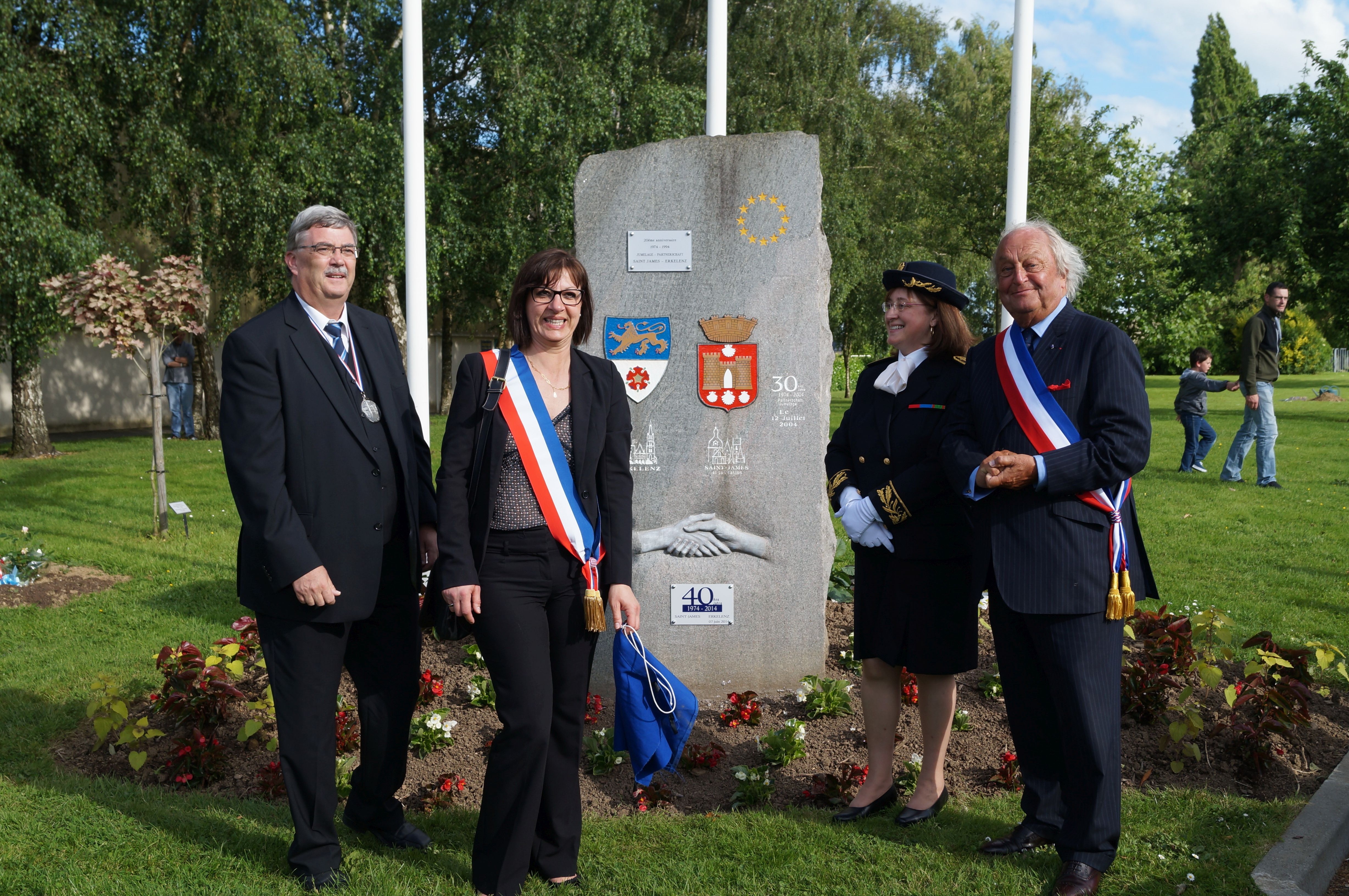 Bürgermeister Peter Jansen steht mit offiziellen VertreterInnen der Partnerstadt Saint-James am dortigen Gedenkstein der Partnerschaft zwischen Erkelenz und Saint-James.
