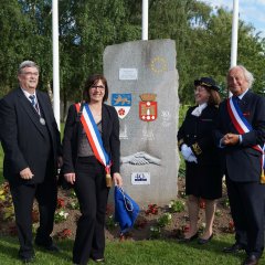 Bürgermeister Peter Jansen steht mit offiziellen VertreterInnen der Partnerstadt Saint-James am dortigen Gedenkstein der Partnerschaft zwischen Erkelenz und Saint-James.