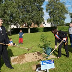 Bürgermeister Peter Jansen pflanzt mit der Bürgermeisterin von Saint-James einen Baum anlässlich des 40-jährigen Bestehens der Städtepartnerschaft