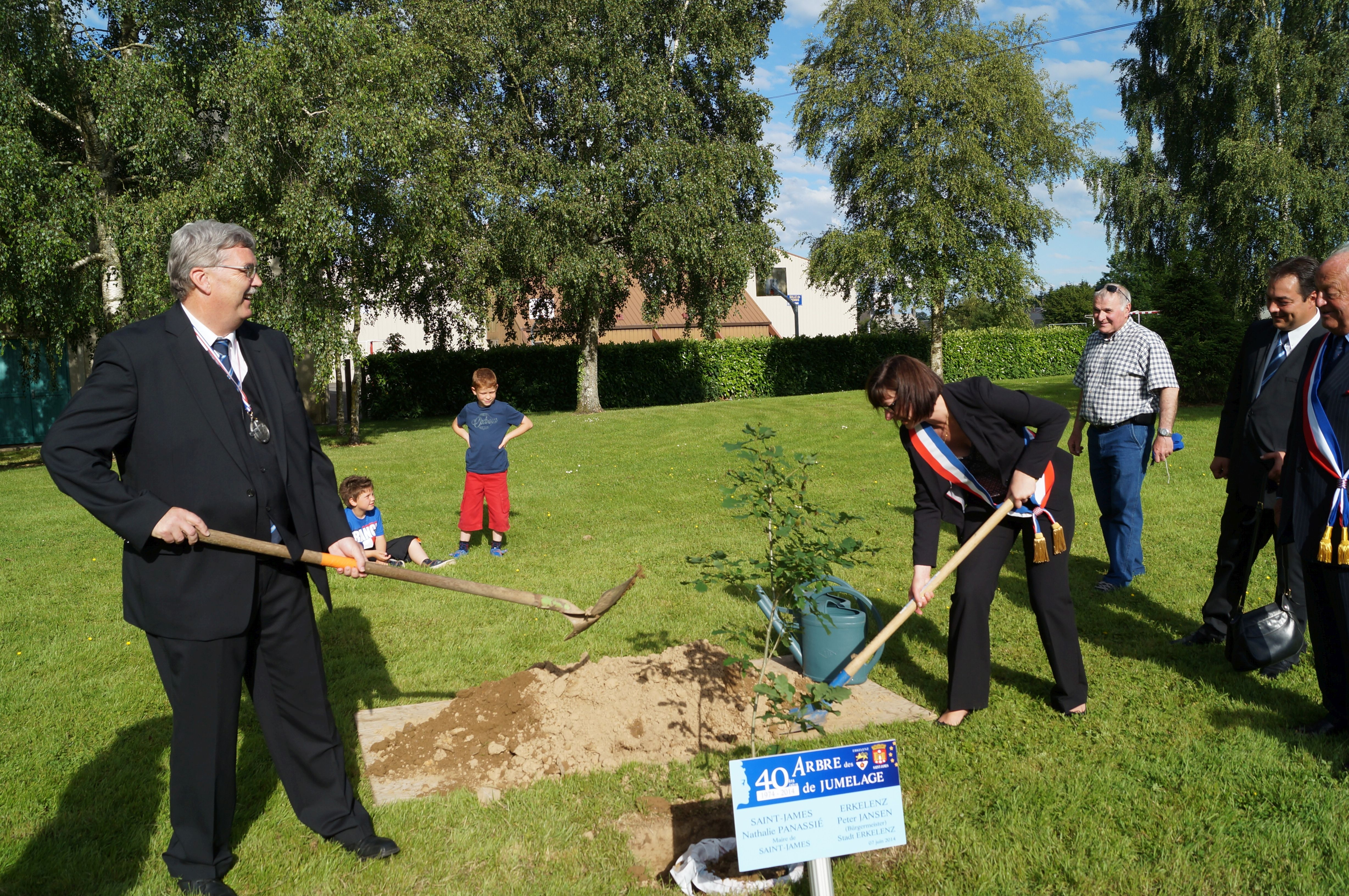 Bürgermeister Peter Jansen pflanzt mit der Bürgermeisterin von Saint-James einen Baum anlässlich des 40-jährigen Bestehens der Städtepartnerschaft
