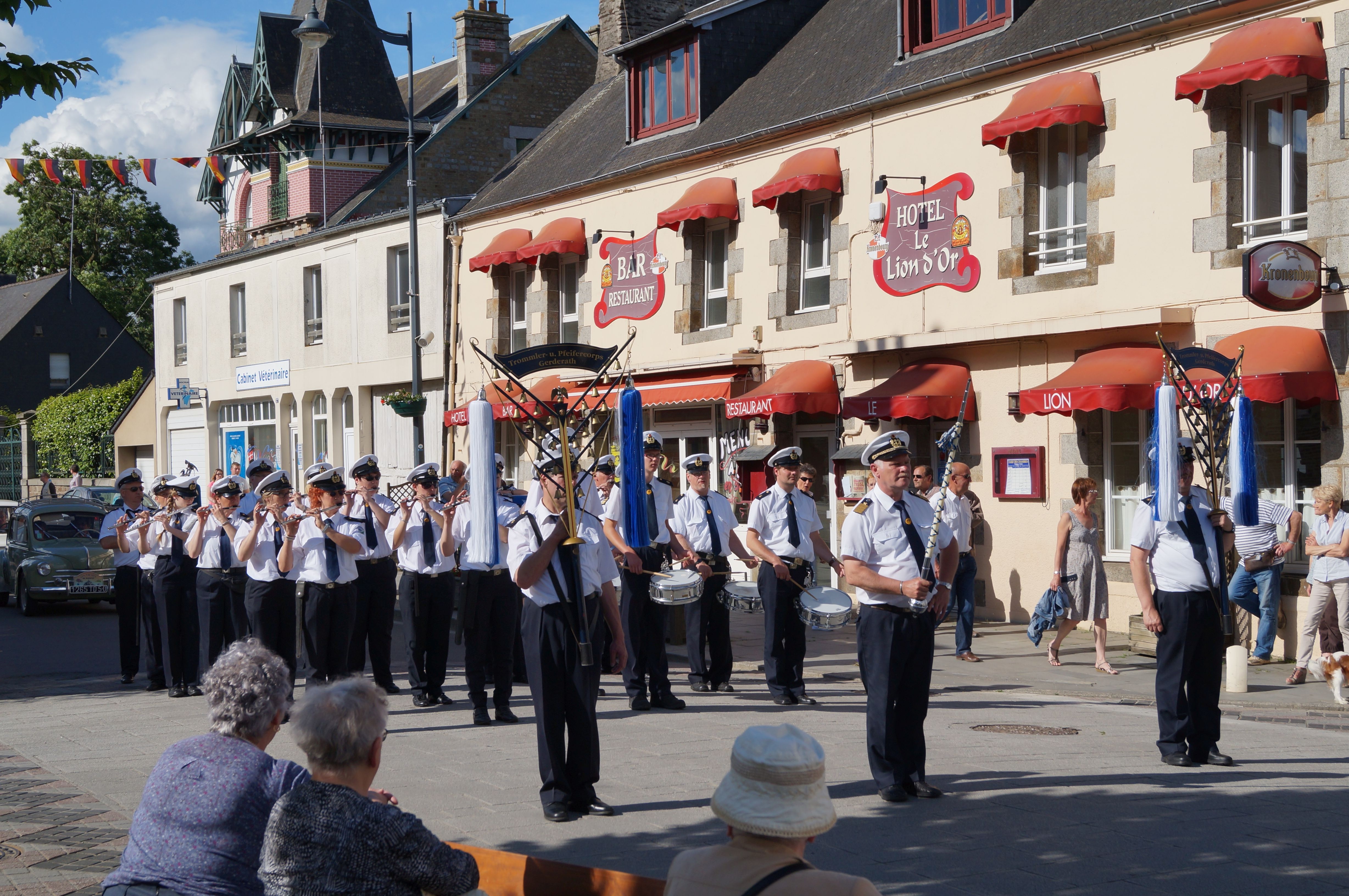 Eine Musikgruppe beim Festumzug in Saint-James anlässlich des 40-jährigen Bestehens der Städtepartnerschaft mit Erkelenz
