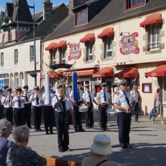 Eine Musikgruppe beim Festumzug in Saint-James anlässlich des 40-jährigen Bestehens der Städtepartnerschaft mit Erkelenz