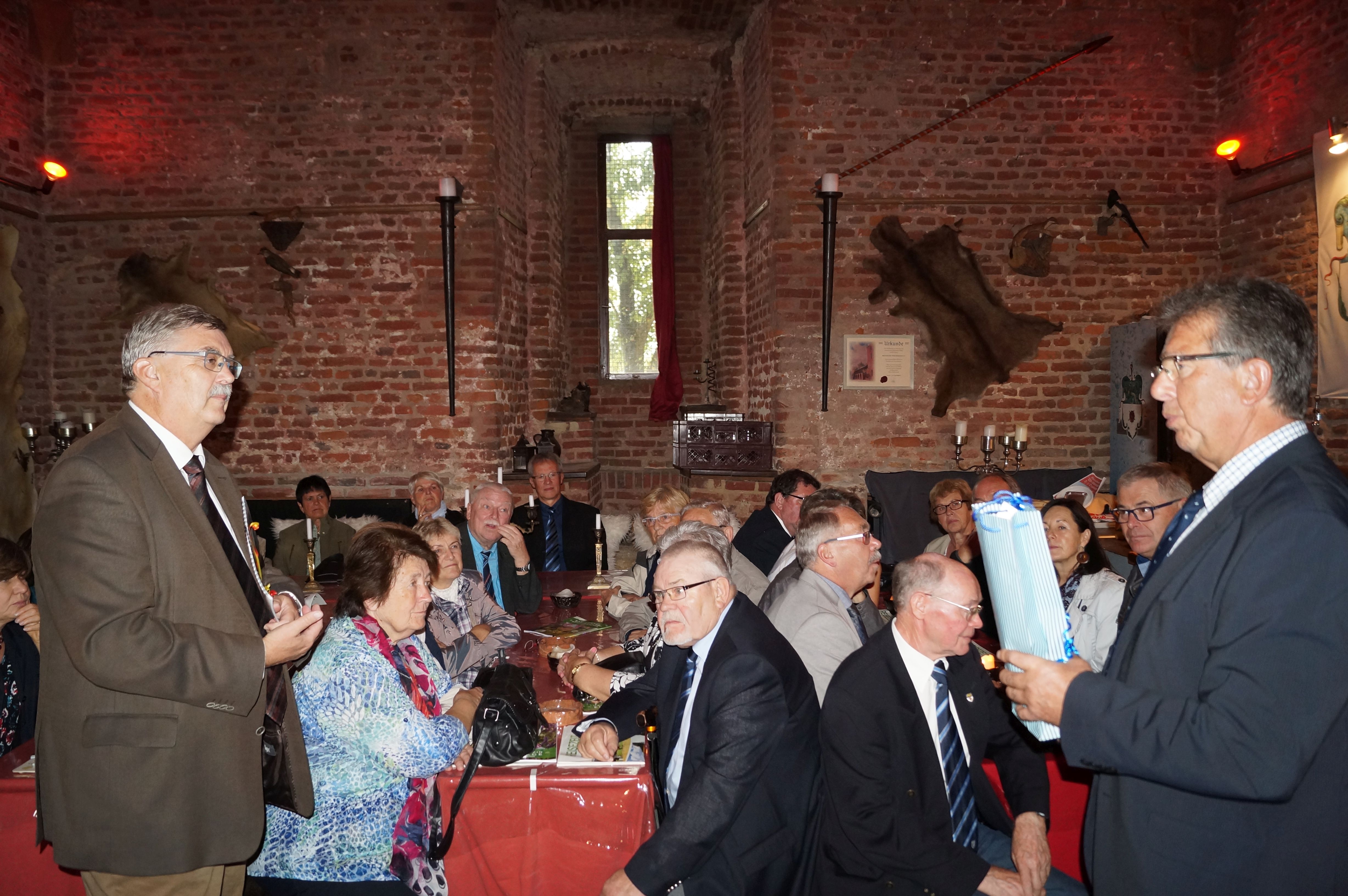 Gäast aus Thum beim Empfang in der Burg. Bürgermeister Peter Jansen erhält ein Geschenk.