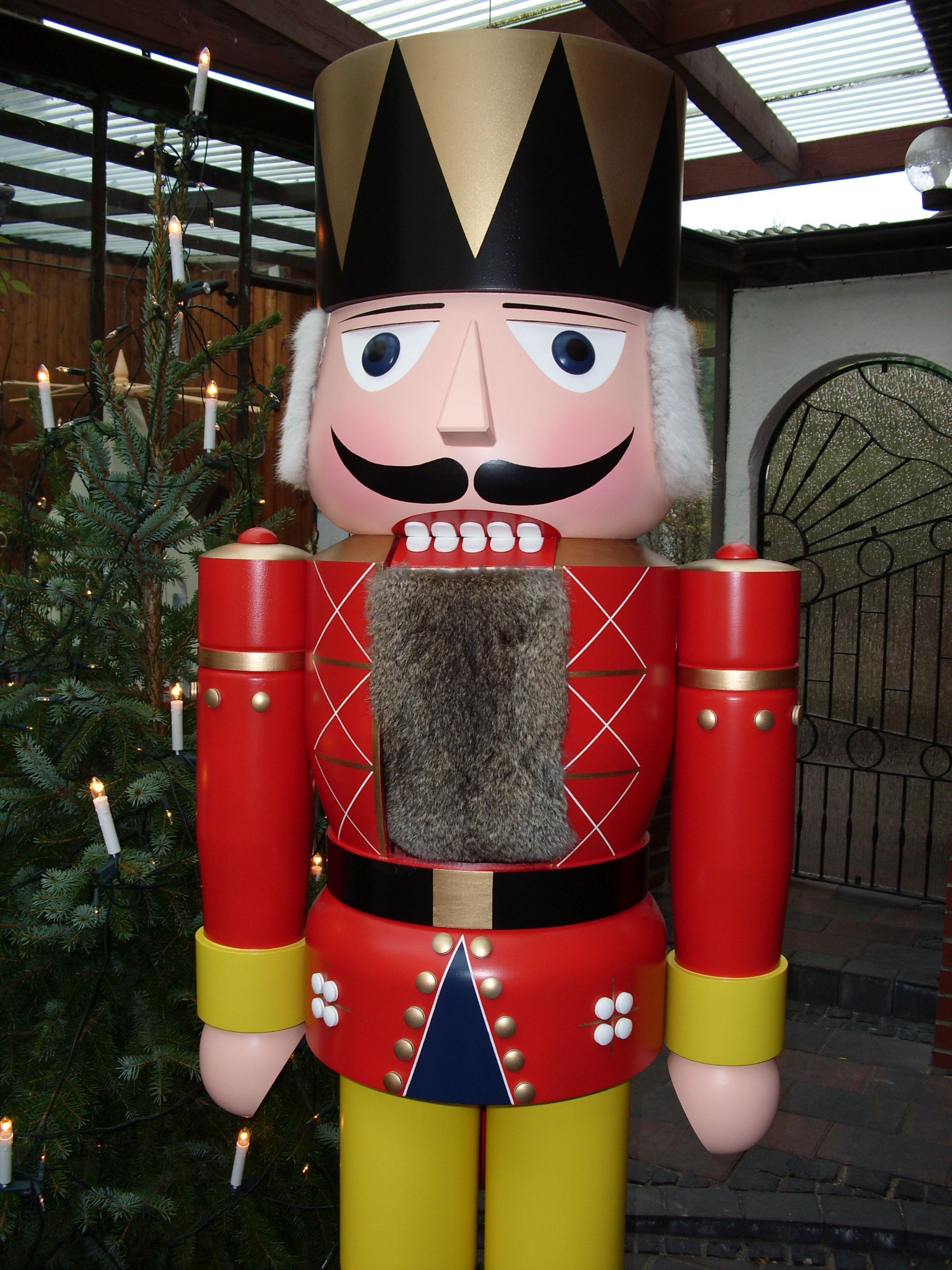 Ein lebensgroßer Nussknacker aus Neuhausen bei Seiffen, der dem Rheinischen Feuerwehrmuseum übergeben wurde.