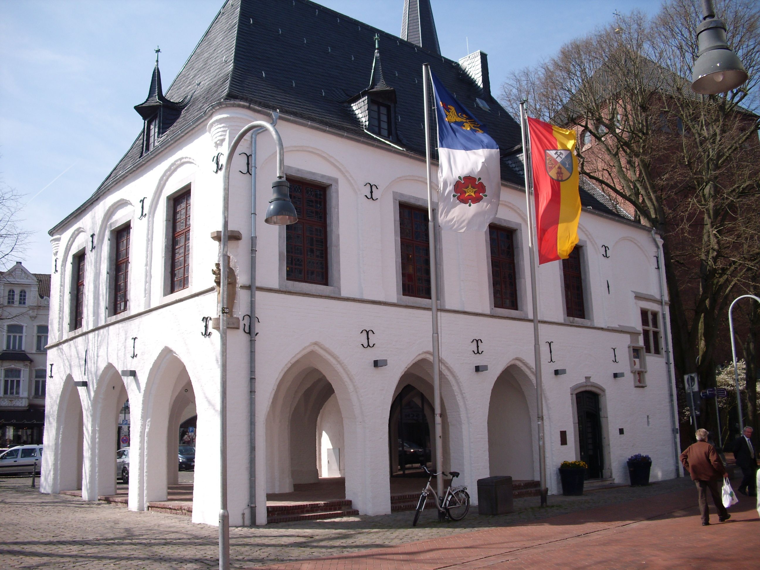 Die Flaggen der Stadt Erkelenz und der Stadt Thum am Alten Rathaus anlässlich des 25-jährigen Freundschaftsjubiläums.