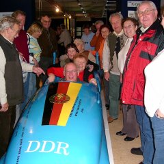 Besucher im Wintersportmuseum in Oberhof/Thüringen, vier von ihnen sitzen in einem ehemaligen DDR-Bob.