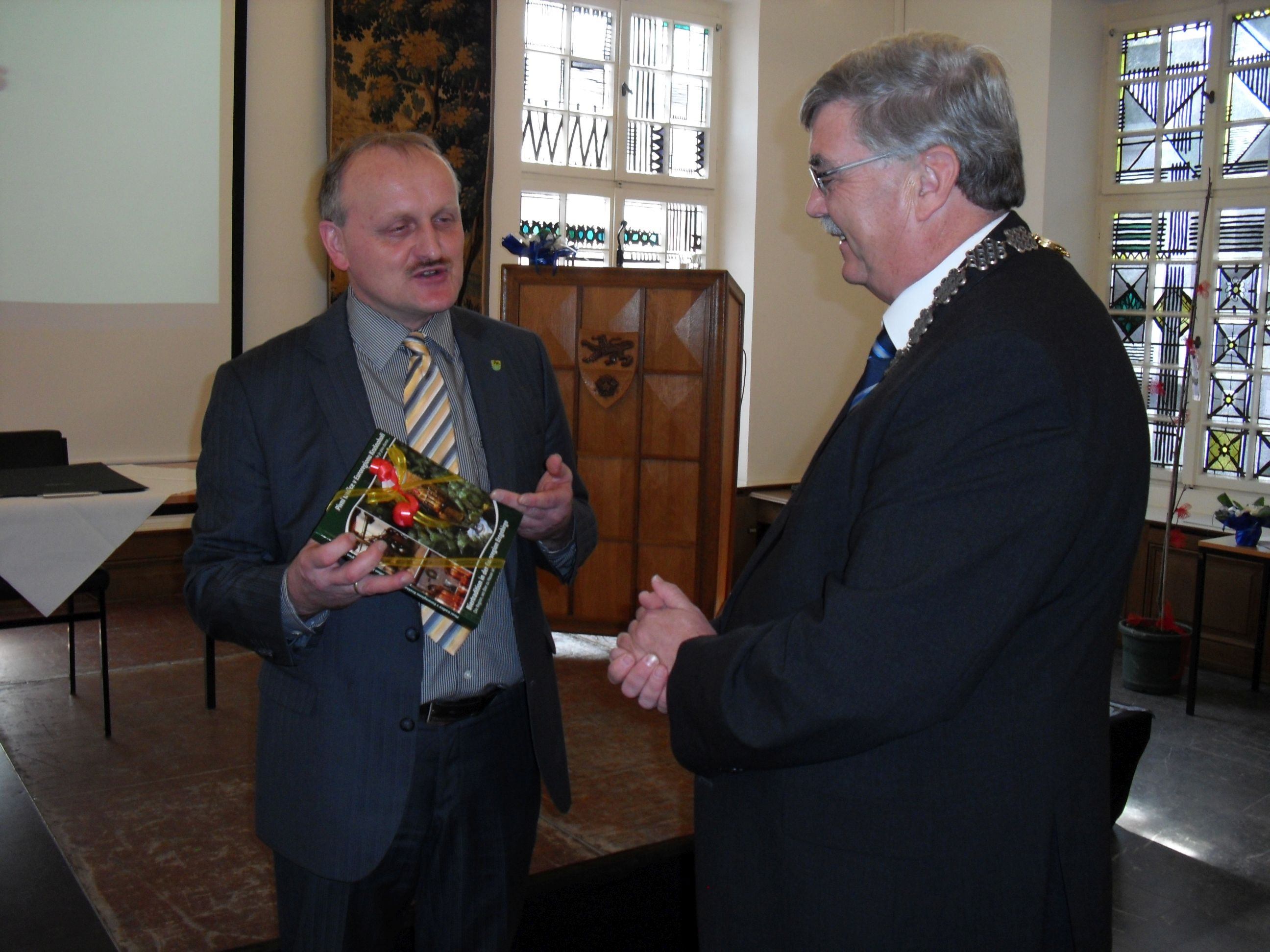 Bürgermeister Peter Jansen mit seinem Amtskollegen aus Thum, Michael Brändel im Ratssaal des Alten Rathauses