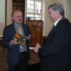 Bürgermeister Peter Jansen mit seinem Amtskollegen aus Thum, Michael Brändel im Ratssaal des Alten Rathauses