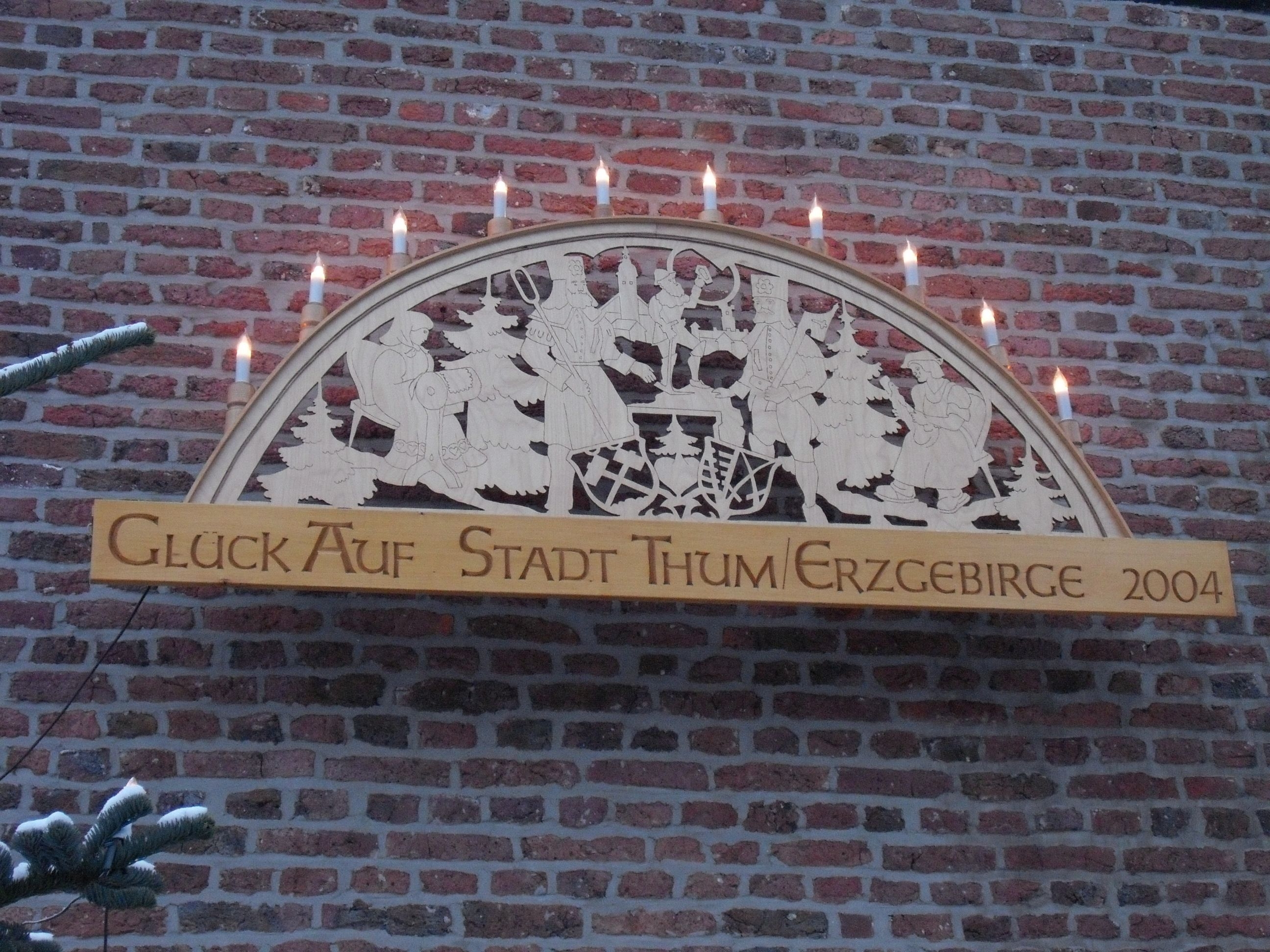Der große Schwibbogen aus Thum am alten Bürgermeisteramt in Lövenich