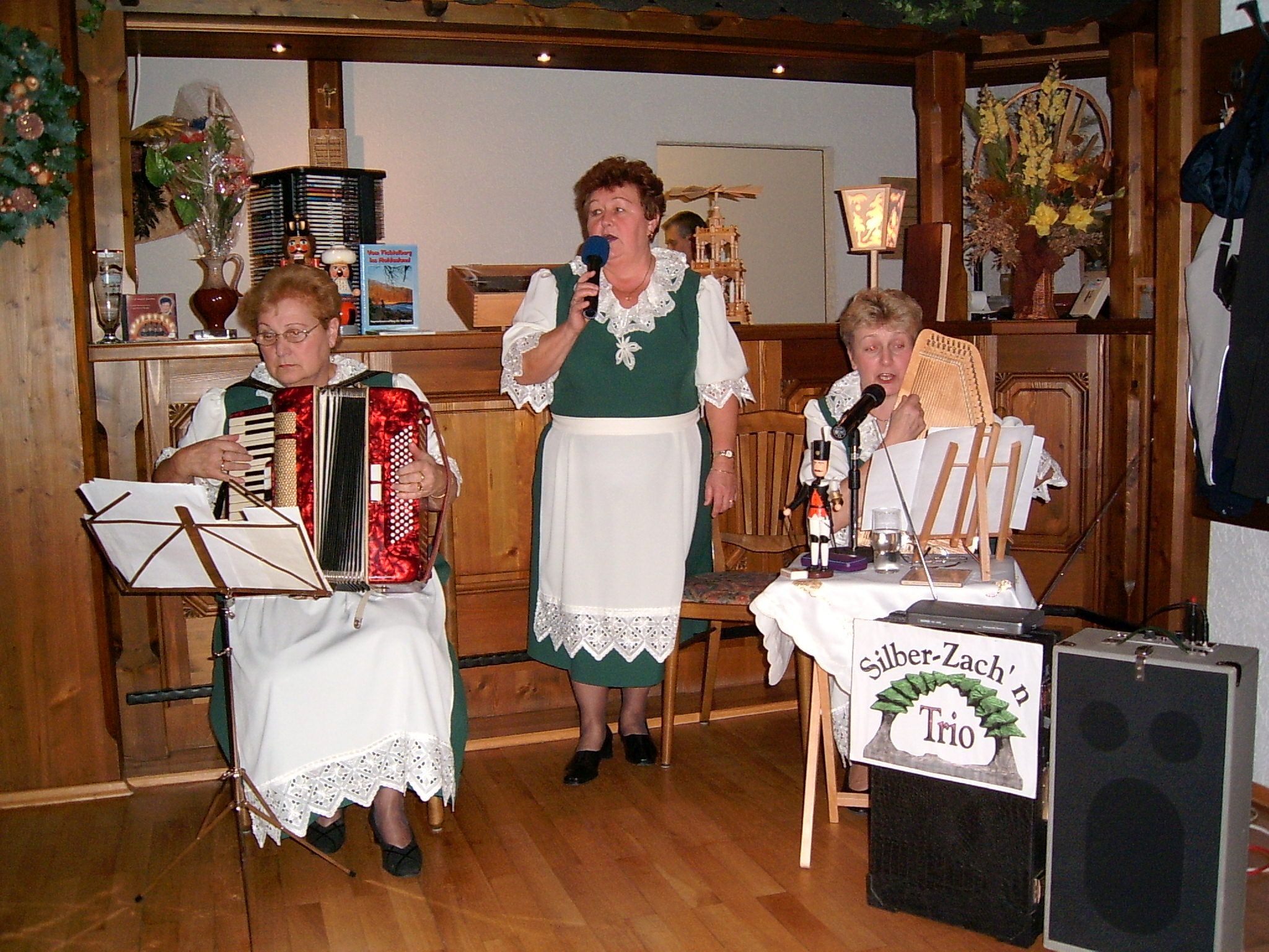 Drei Musikerinnen aus Thum