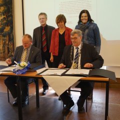 Der Erkelenzer und der Thumer Bürgermeister bei der Unterzeichnung der Freundschaftsurkunde am 29.03.2014 im Alten Rathaus.