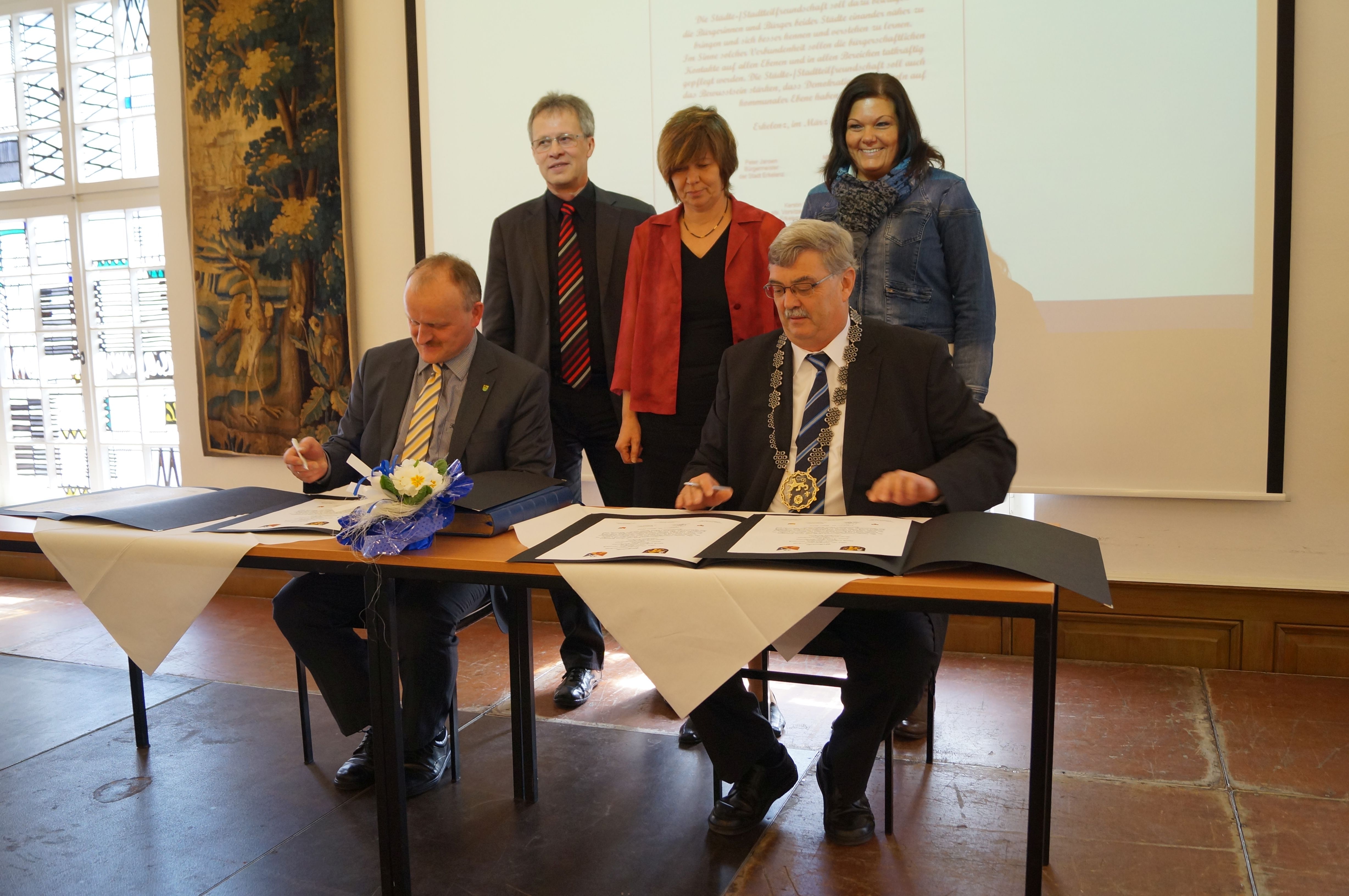 Der Erkelenzer und der Thumer Bürgermeister bei der Unterzeichnung der Freundschaftsurkunde am 29.03.2014 im Alten Rathaus.