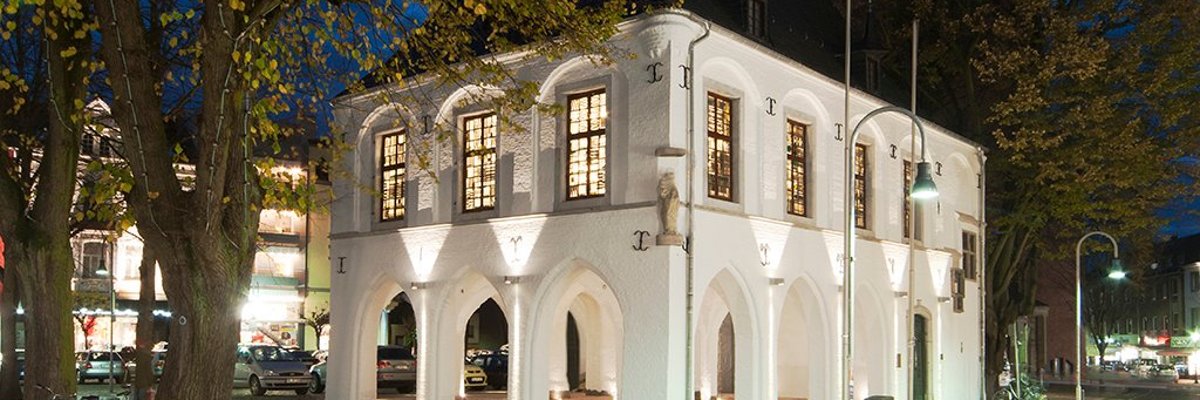 Das Alte Rathaus bei Dunkelheit mit Beleuchtung im Sitzungssaal und der Arkaden