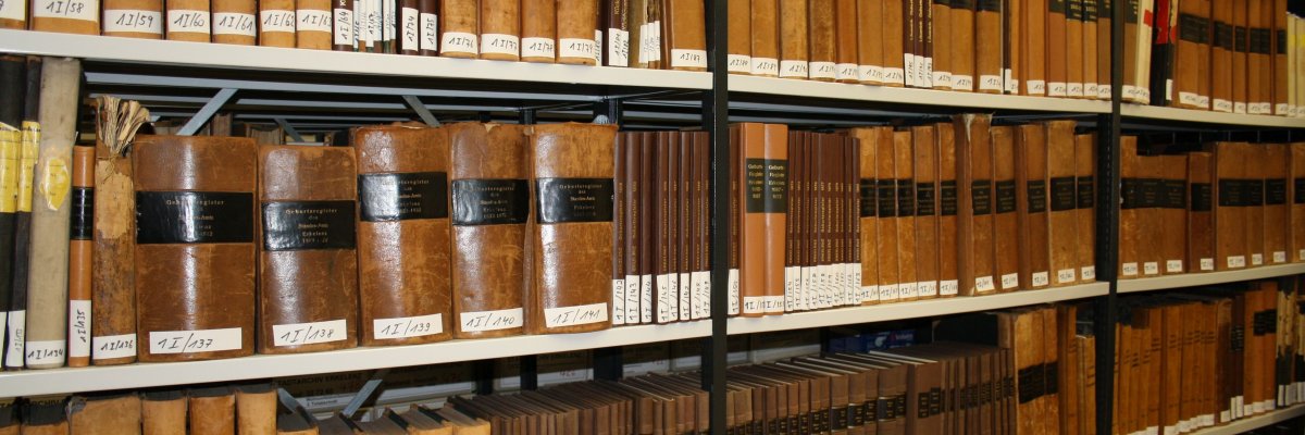 Bücherregale im Stadtarchiv