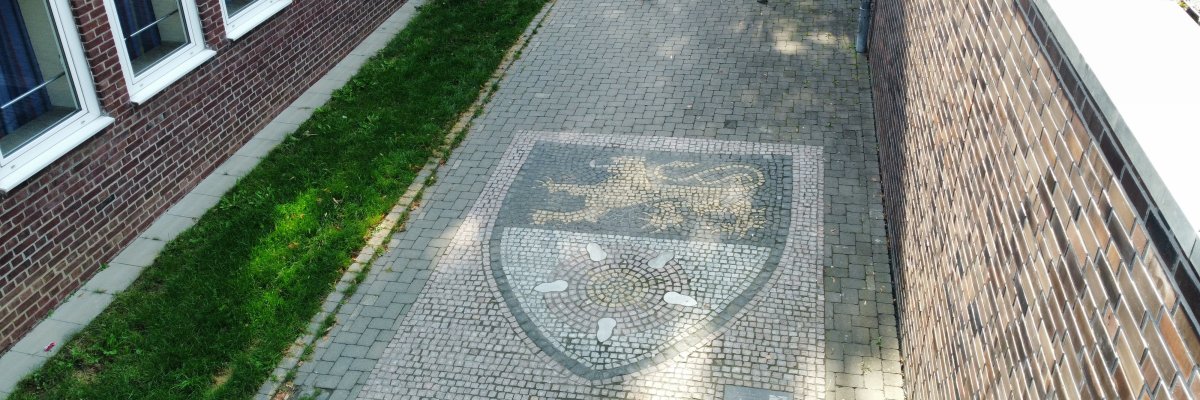 gepflastertes Wappen der Stadt Erkelenz, Drohnenaufnahme