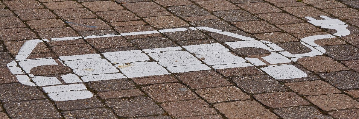 aufgemaltes E-Auto-Ladesymbol auf dem Boden