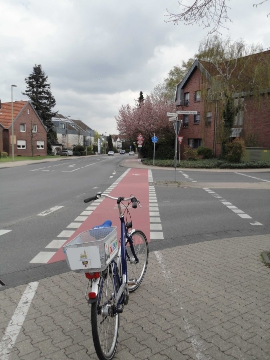 rot markierter Fahrradstreifen