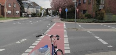 rot markierter Fahrradstreifen