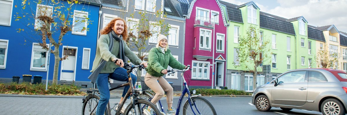 Zwei Radfahrende auf der Westpromenade