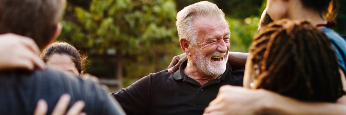 Glückliche Gruppe von Menschen, die zusammenstehen und lachen 