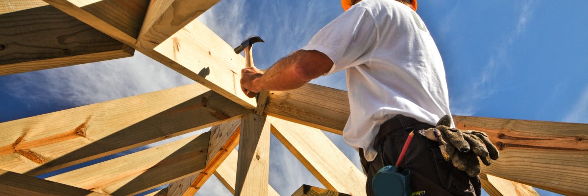 Dachdecker zimmert einen Dachstuhl