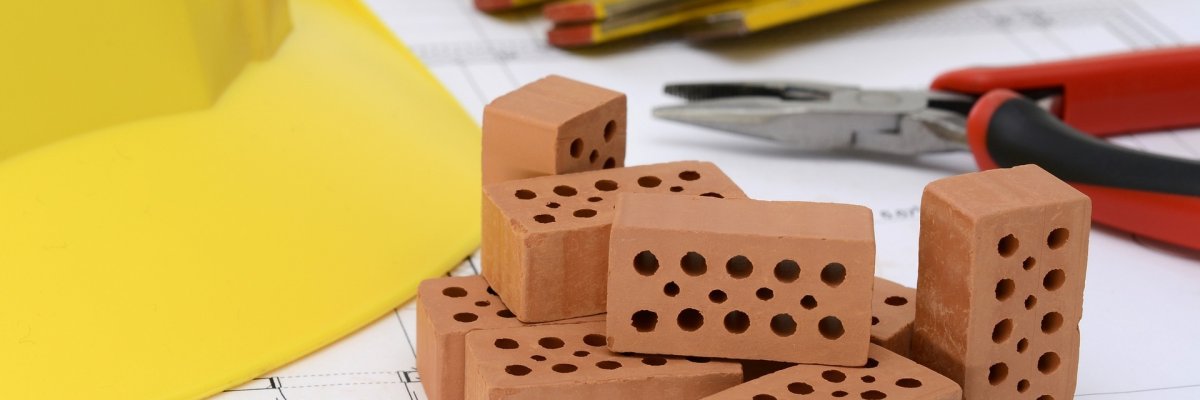 Bauhelm, Bauplan und Zollstock