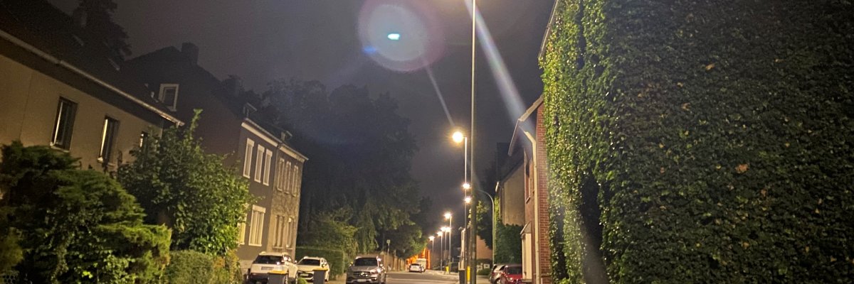 Brückstraße bei Nacht mit Straßenbeleuchtung