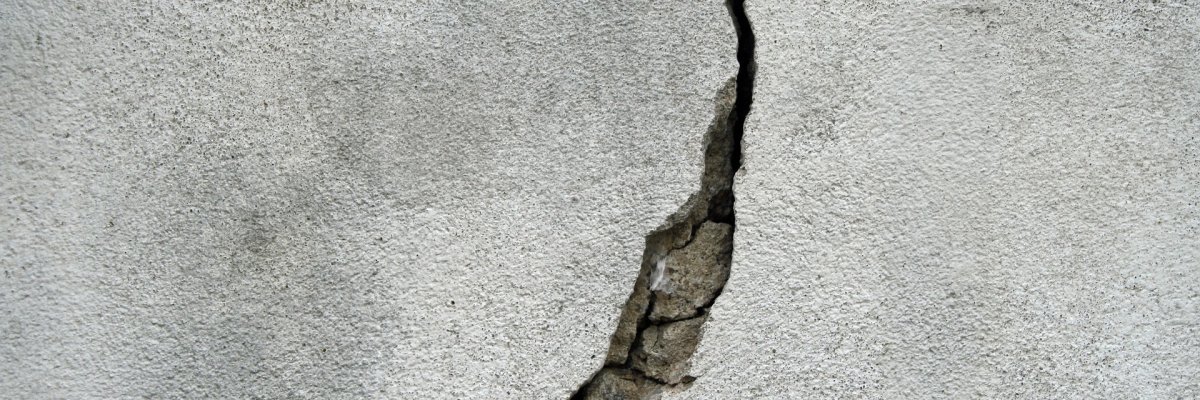 Risse in einer Hauswand